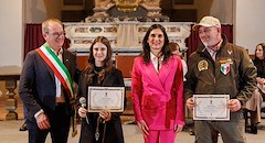 Mirko e Caterina Valentini (con Larry del Bona) ricevono il premio «Cortona e le sue stelle» dal sindaco Luciano Meoni e dall'assessore allo Sport Silvia Spensierati